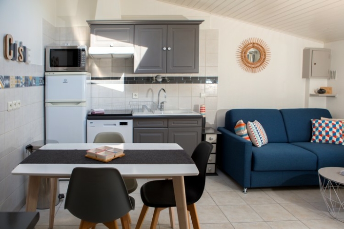 le-clos-des-sternes-location-ile-de-re-la-flotte-residence-appartement-salle-a-manger Cuisine appartement au Clos des Sternes à l'île de ré