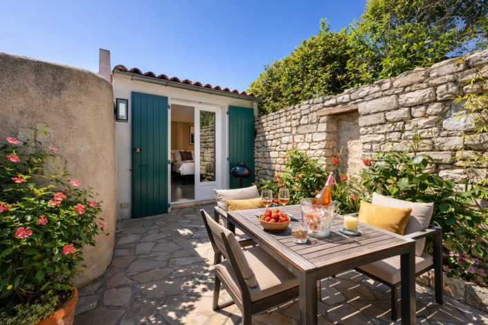 Patio ensoleillé et détente estivale Patio ensoleillé et détente estivale